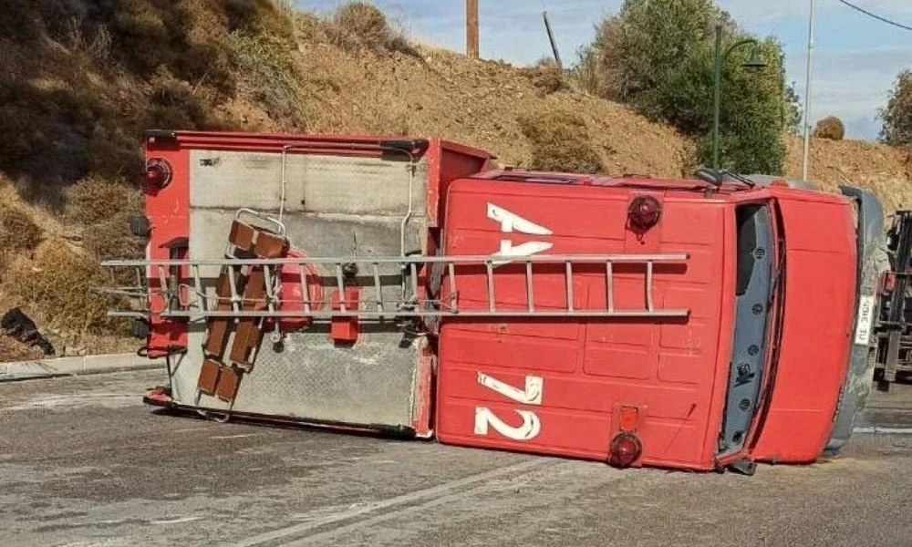 Χίος: Αναποδογύρισε πυροσβεστικό όχημα - Δυο τραυματίες